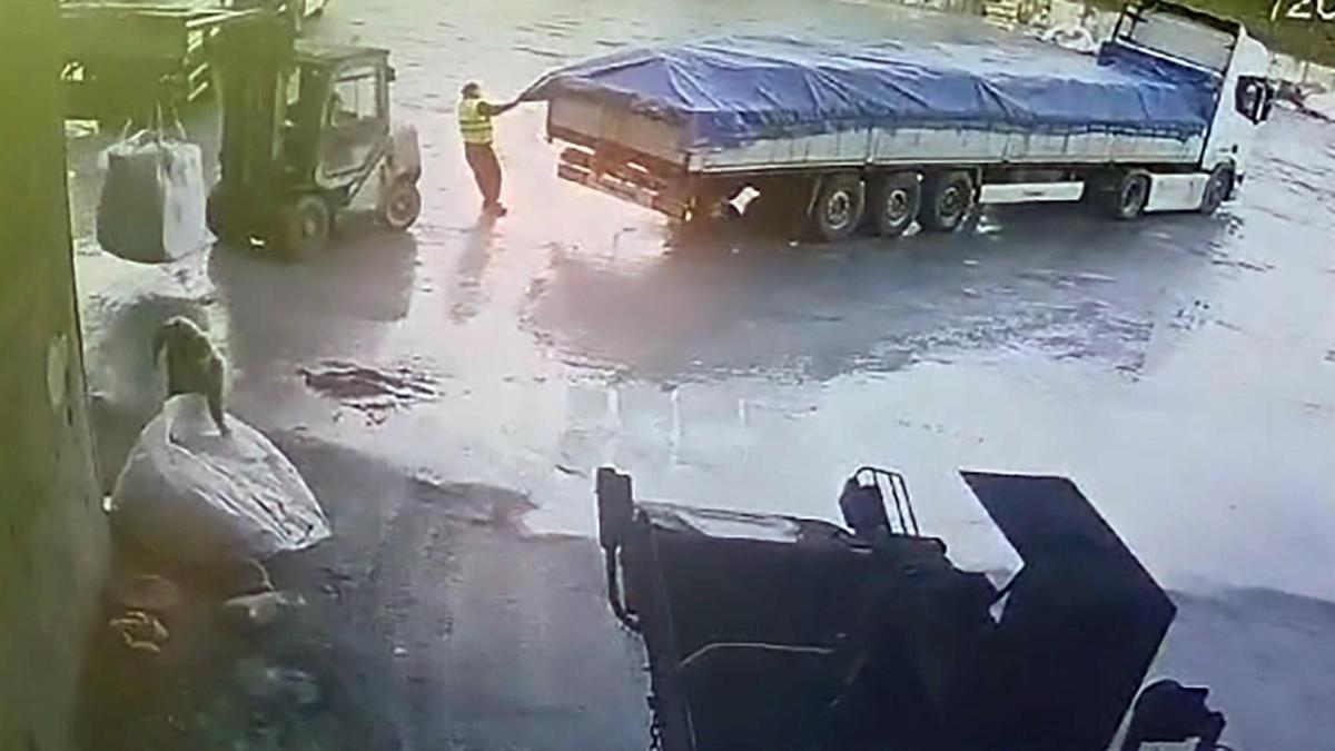 Feci ölüm! Forklift ile dorse arasında sıkışan şoför hayatını kaybetti