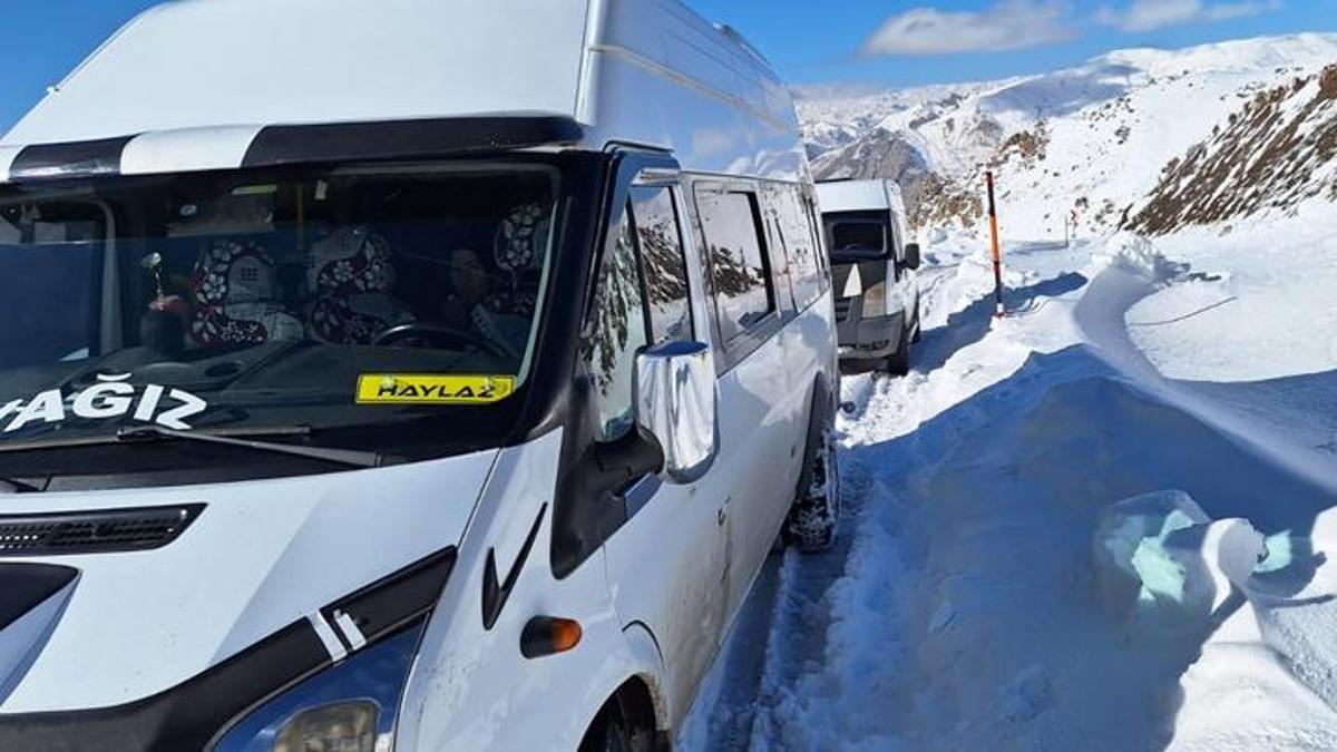 Hakkari'de kar nedeniyle yol kapandı: Araçları kara saplanan 30 kişi mahsur