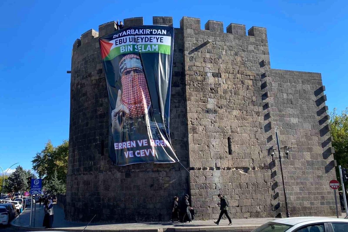 Hamas Sözcüsünün Posterinin Diyarbakır Surlarına Asılması