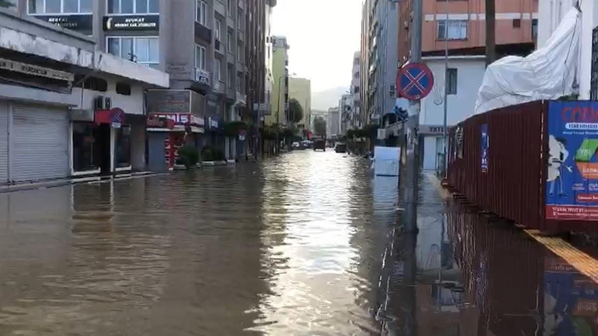 Hatay'ı sağanak vurdu: Cadde ve sokaklar su altında kaldı