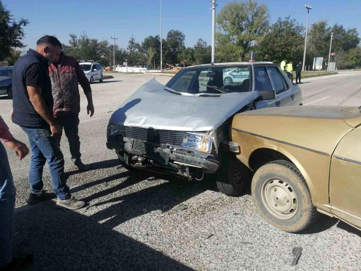 Isparta'da trafik kazası: 2 kişi yaralandı