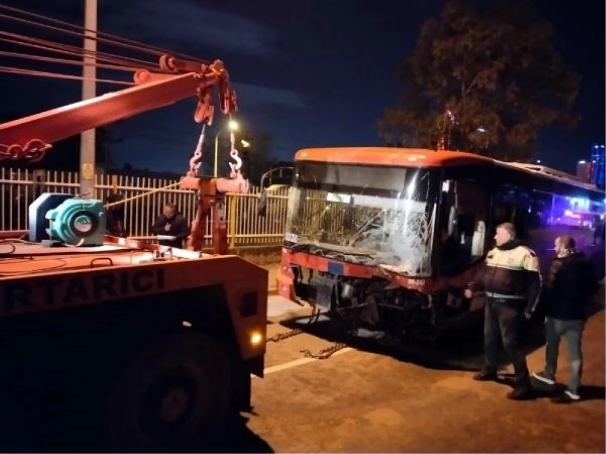 İzmir'de otomobil ile belediye otobüsü çarpıştı: 1 ölü, 2 yaralı