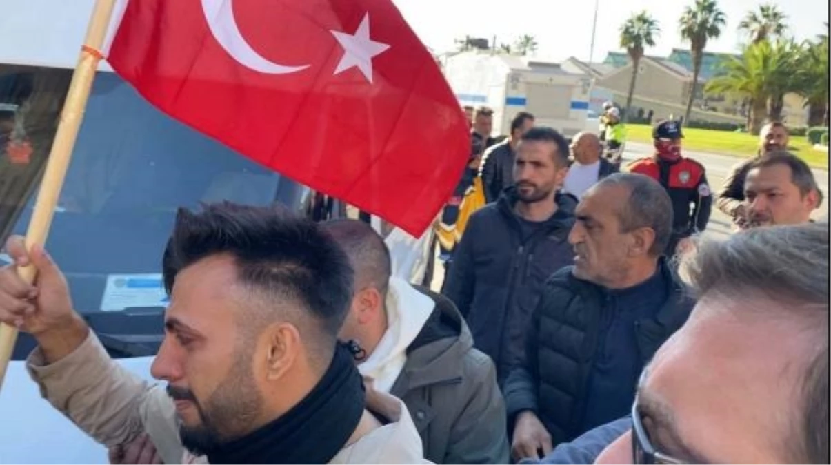 İzmir'de Türk bayrağı protestosu