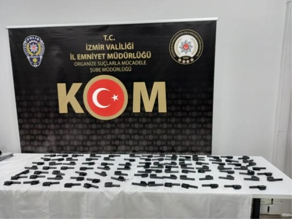 İzmir'de yapılan operasyonda silah parçaları ele geçirildi