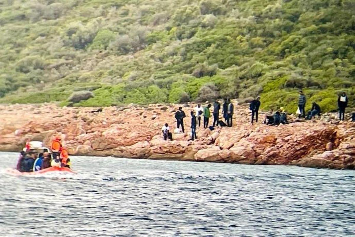 İzmir'de Yunanistan unsurları tarafından geri itilen göçmenler kurtarıldı