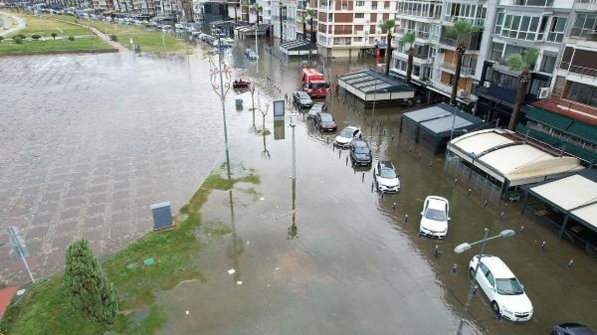 İzmir'deki taşkın; bini aşkın ev ve iş yeri etkilendi