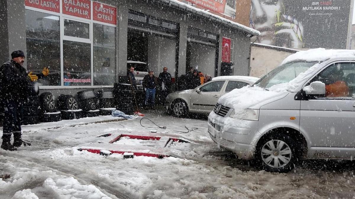 Kar yağdı, sürücüler lastikçilere akın etti