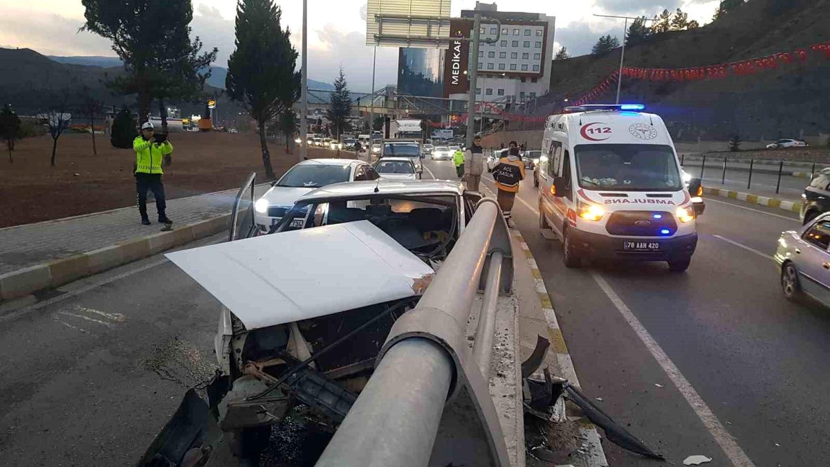 Karabük'te otomobil refüjdeki duvara çarptı, sürücü yaralandı