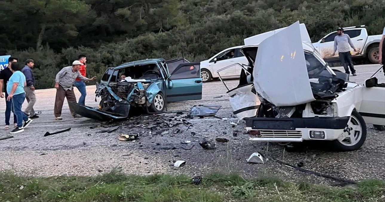 Kaş'ta kafa kafaya çarpışan otomobillerde 1 ölü, 8 yaralı