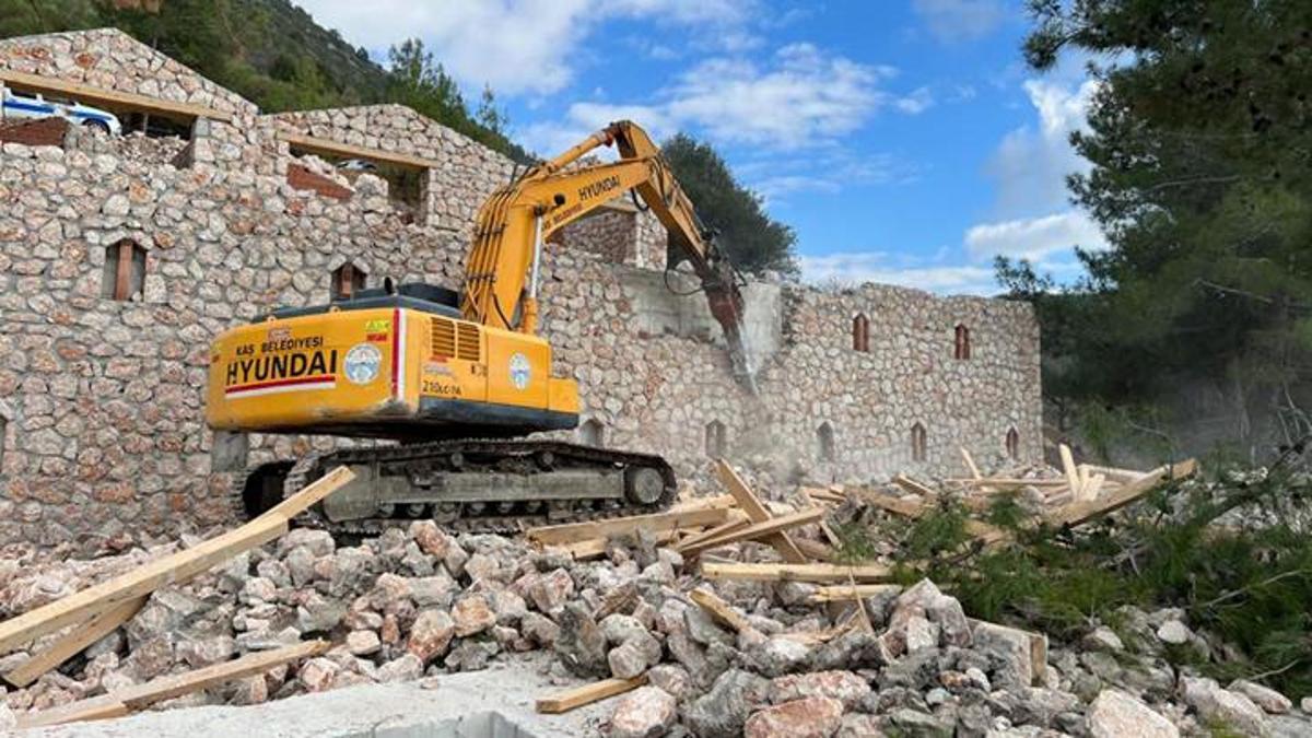 Kaş'taki kaçak yapıların yıkımı yerel seçimlere kadar tamamlanacak