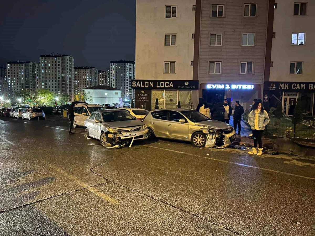 Kayseri'de iki otomobil çarpıştı, park halindeki araçlara çarptı