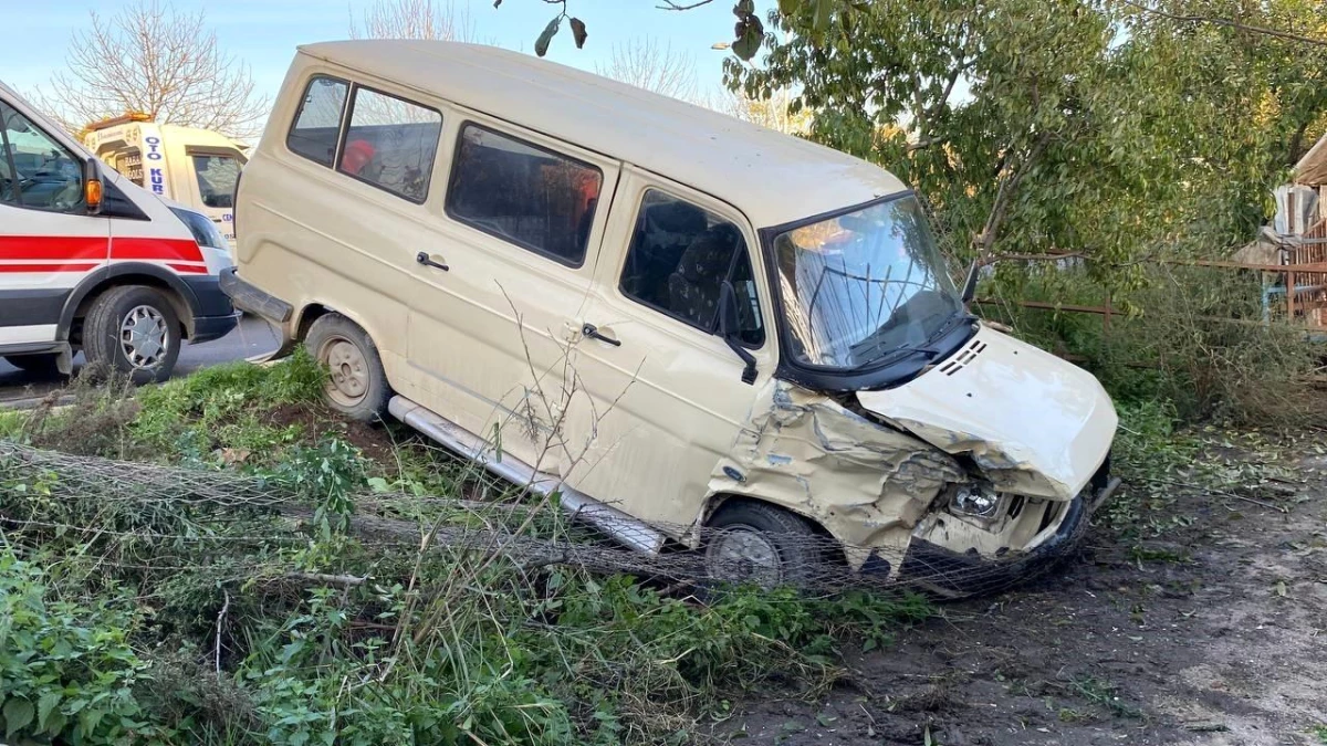 Kocaeli'de otomobil minibüse çarptı, 1 kişi yaralandı