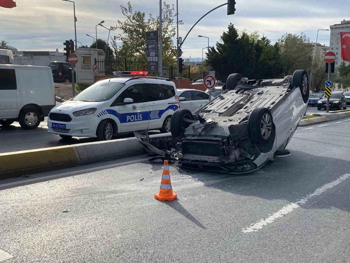 Küçükçekmece'de Kontrolden Çıkan Otomobil Takla Attı, Bir Kişi Yaralandı