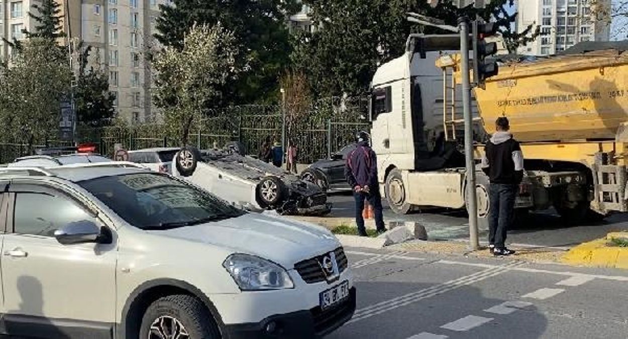 Küçükçekmece'de Otomobil Takla Attı