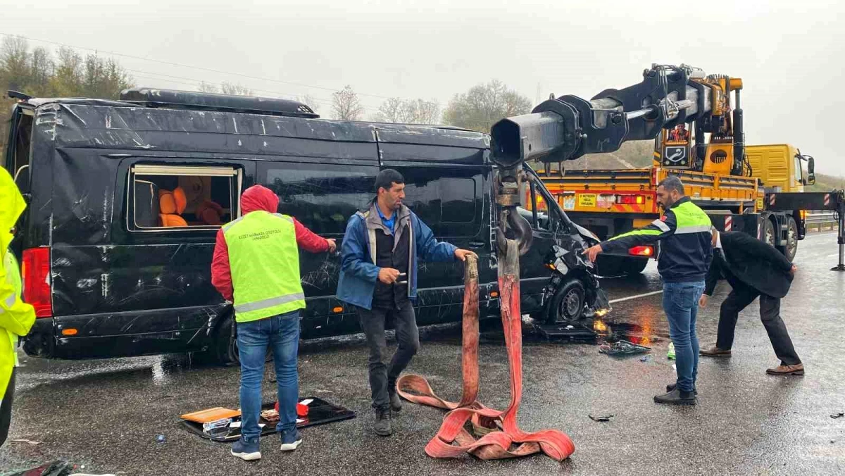 Kuzey Marmara Otoyolu'nda servis minibüsü kaza yaptı, 5 kişi yaralandı