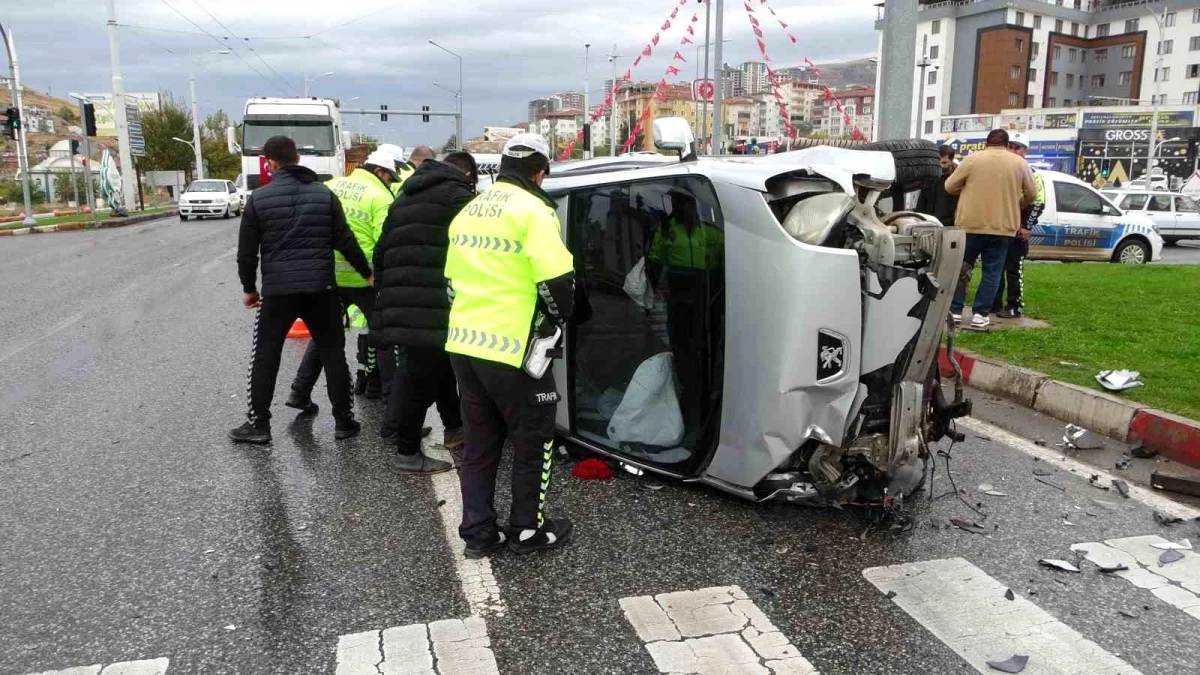 Malatya'da hafif ticari araçla otomobilin karıştığı kaza