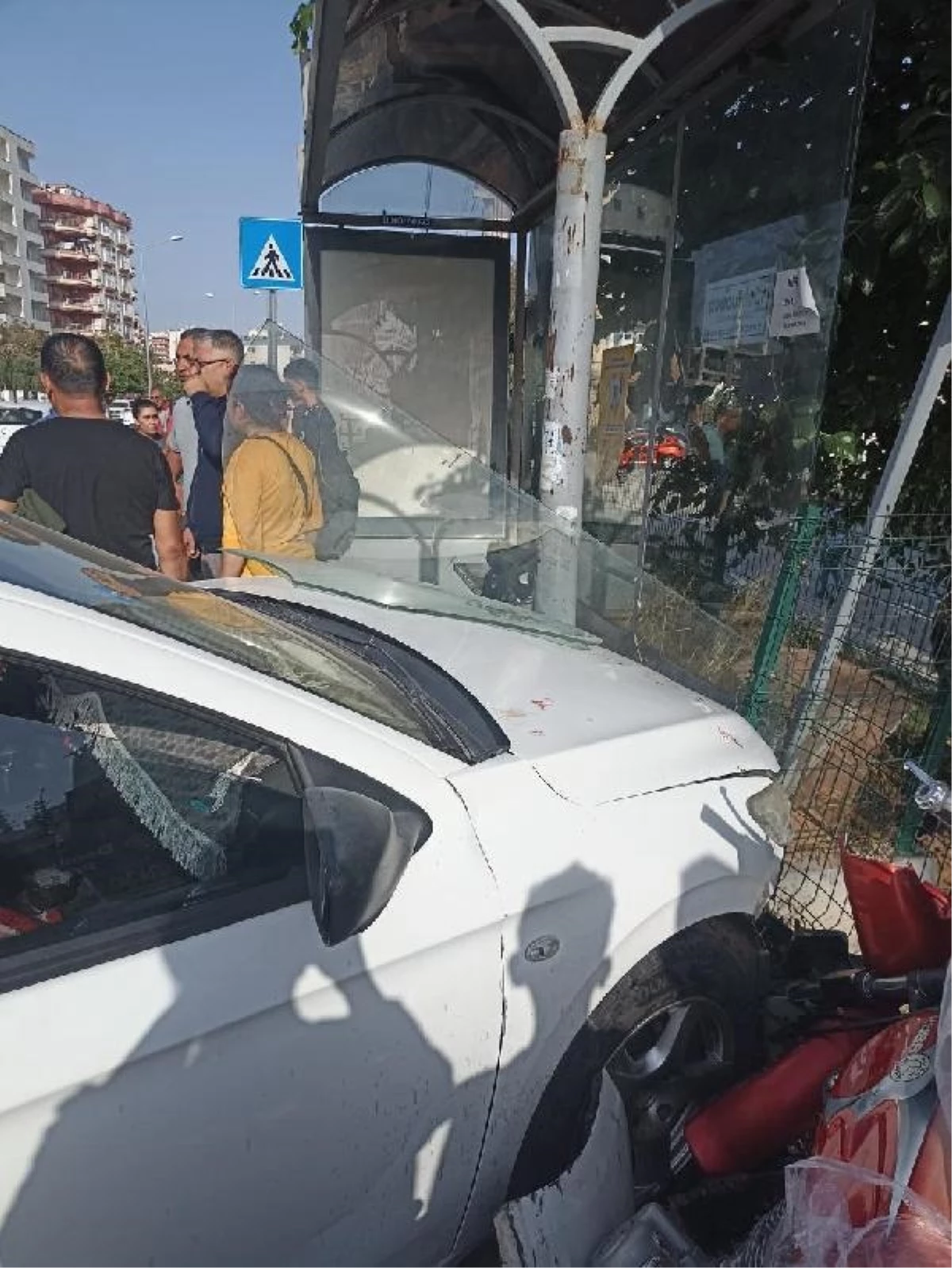 Mezitli'de okul çıkışında otomobilin otobüs durağına daldığı kazada 3 öğrenci yaralandı