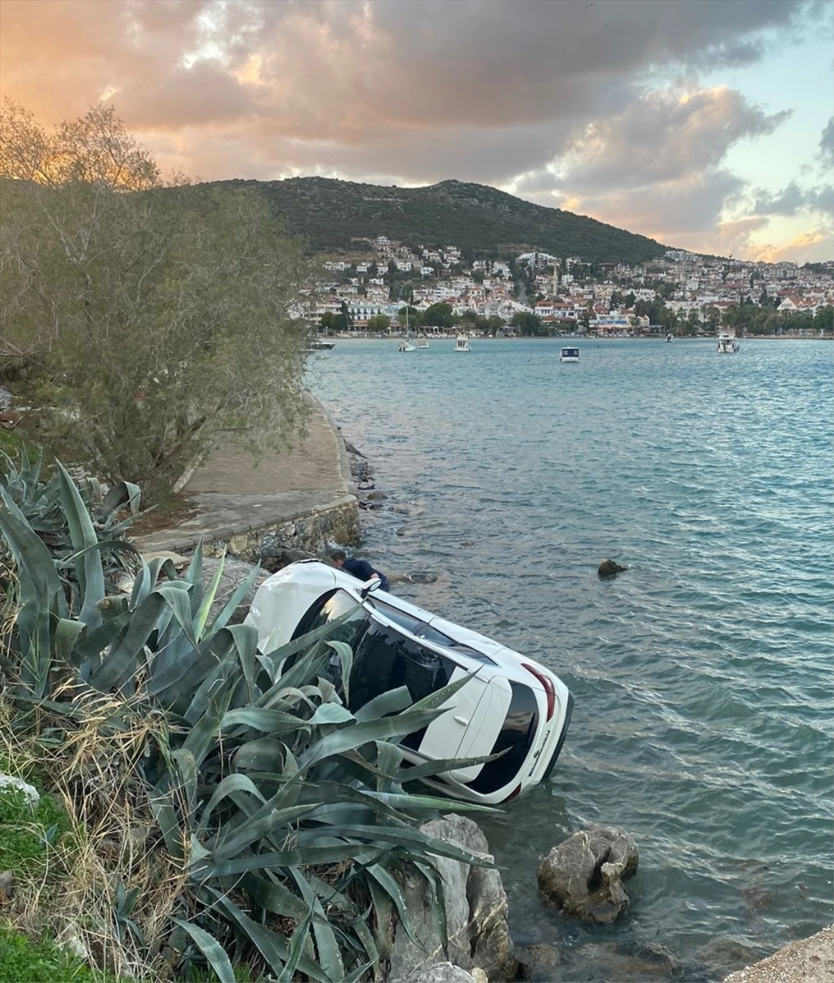 Muğla'da Otomobil Uçuruma Yuvarlandı: Sürücü Yaralandı