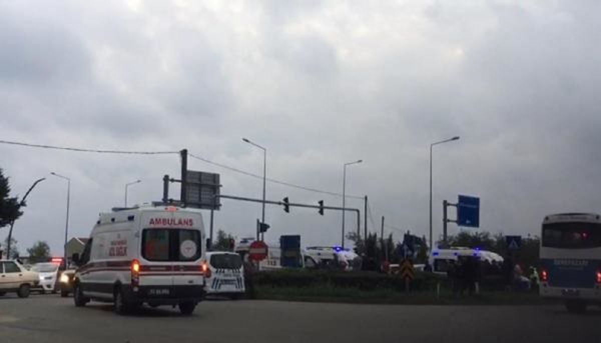 Rize'de ambulansın otomobile çarpması sonucu 6 kişi yaralandı