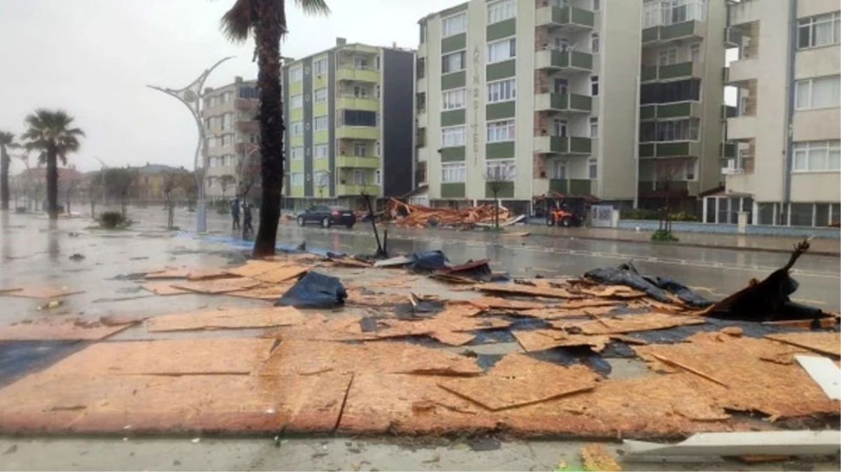 Sakarya'da şiddetli fırtına ve yağış Karasu ilçesini vurdu