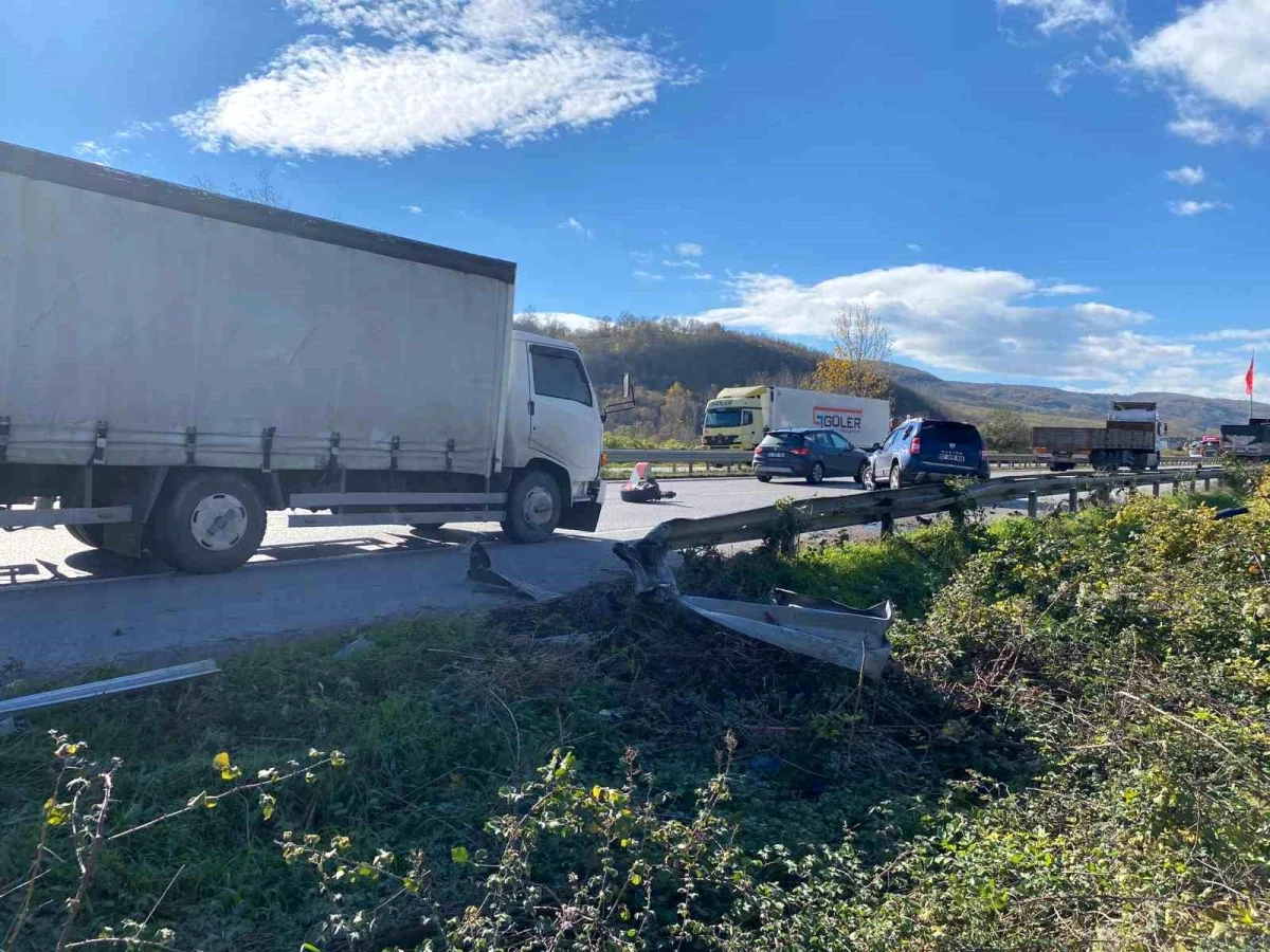 Samsun'da Lastiği Patlayan Otomobil Bariyerlere Çarptı