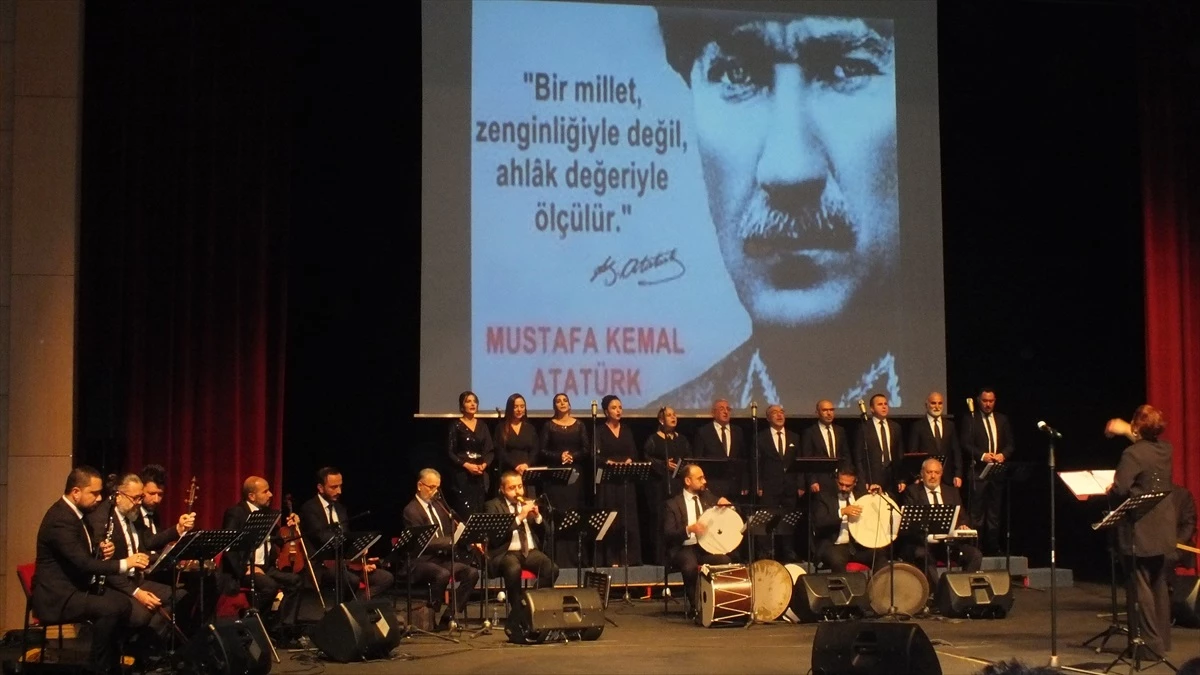 Sivas'ta Devlet Türk Halk Müziği korosu konser verdi