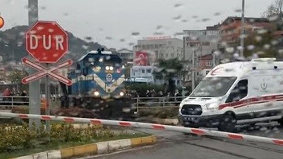 Tren, ambulansa yol verdi, vatandaşlar alkışladı... O anlar kameraya böyle yansıdı