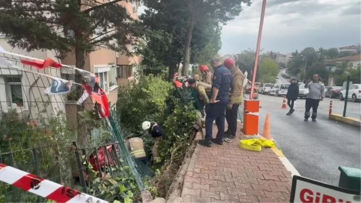 Üsküdar'da Otomobil 4 Katlı Binanın Bahçesine Düştü