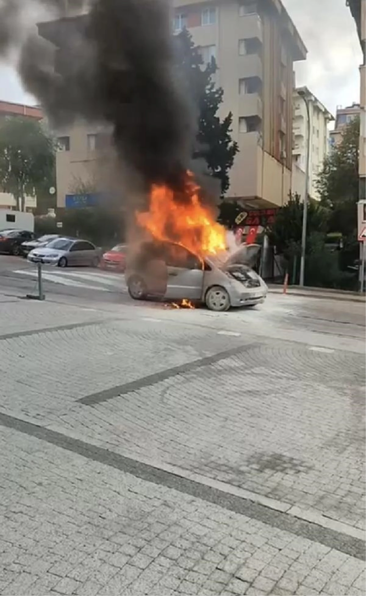 Üsküdar'da Otomobil Yangını