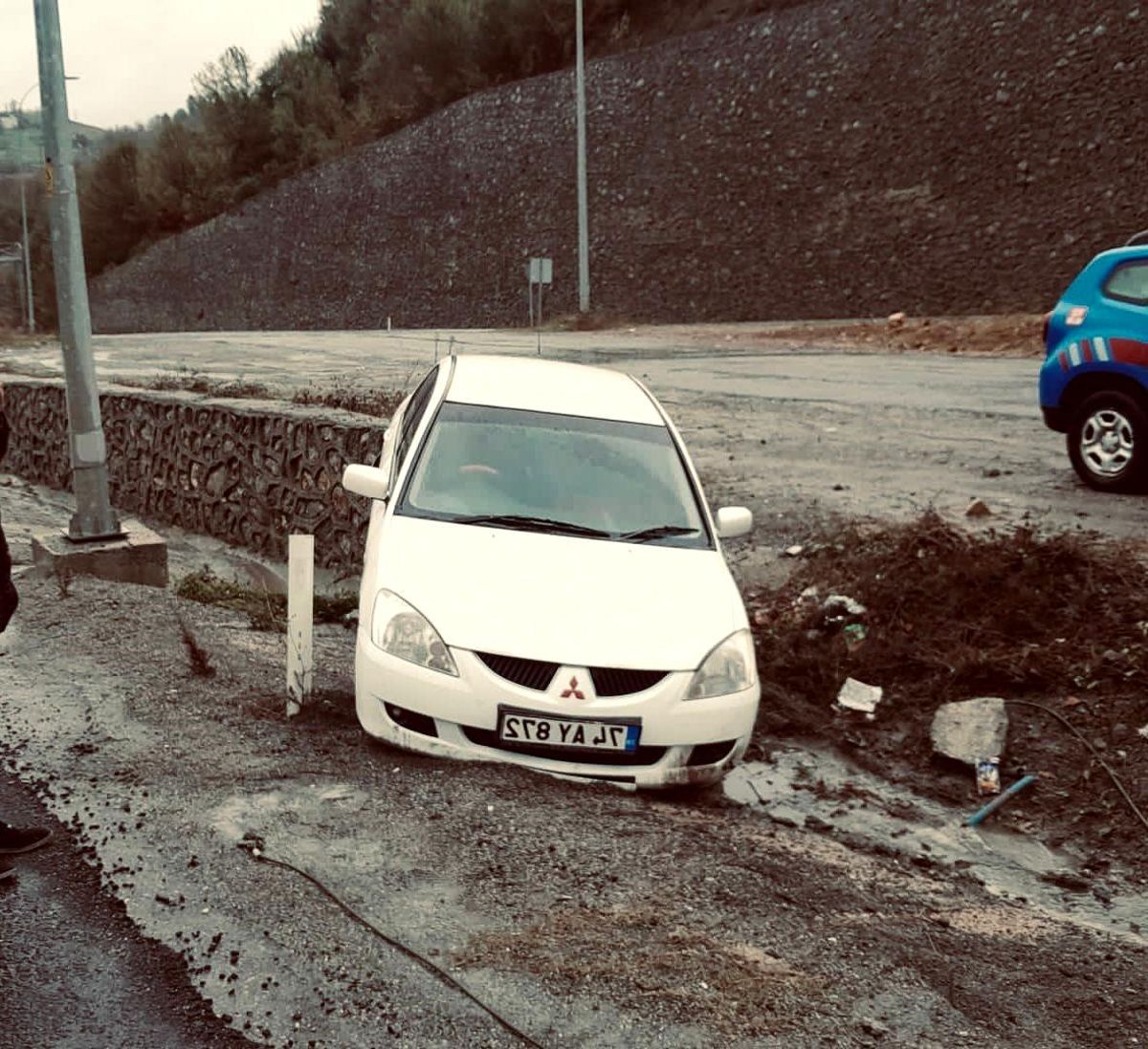 Zonguldak-Ankara Karayolunda Sağanak Yağış Nedeniyle Otomobil Kaza Yaptı