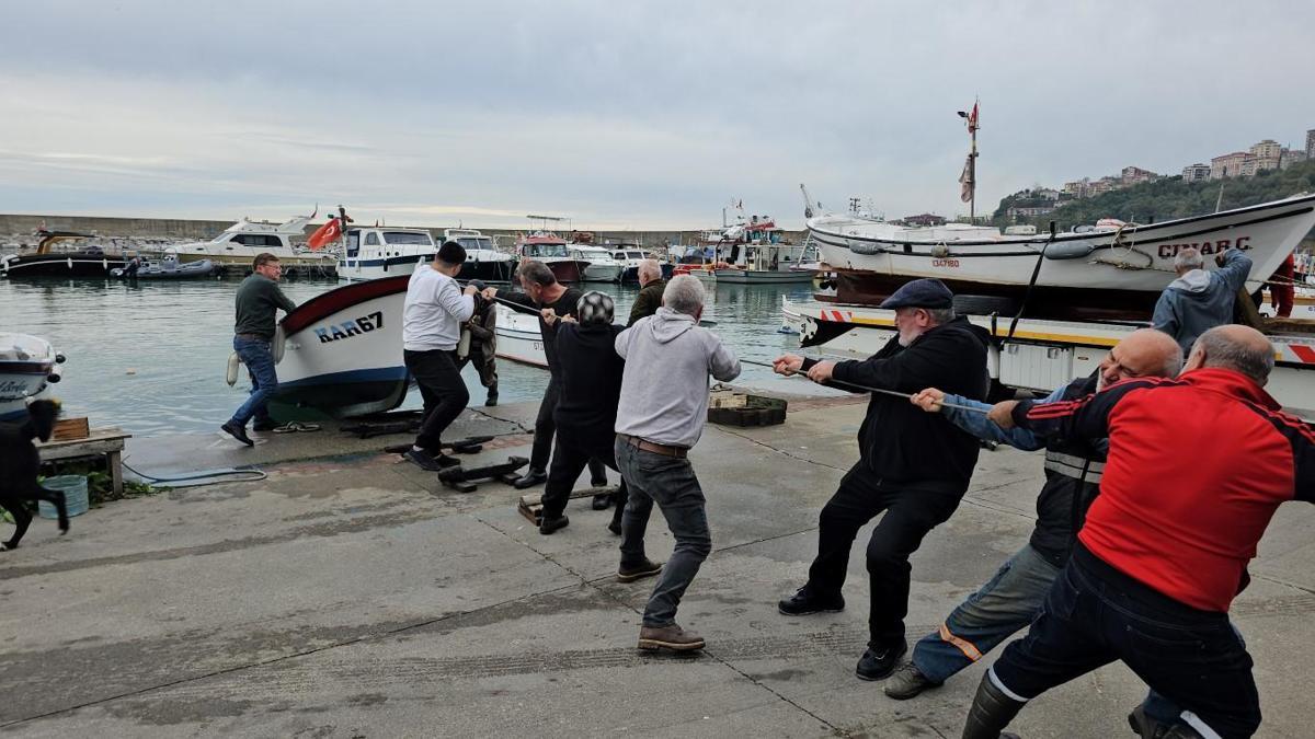 Zonguldak'ta fırtına alarmı! Balıkçılar kayıklarını karaya çekti...