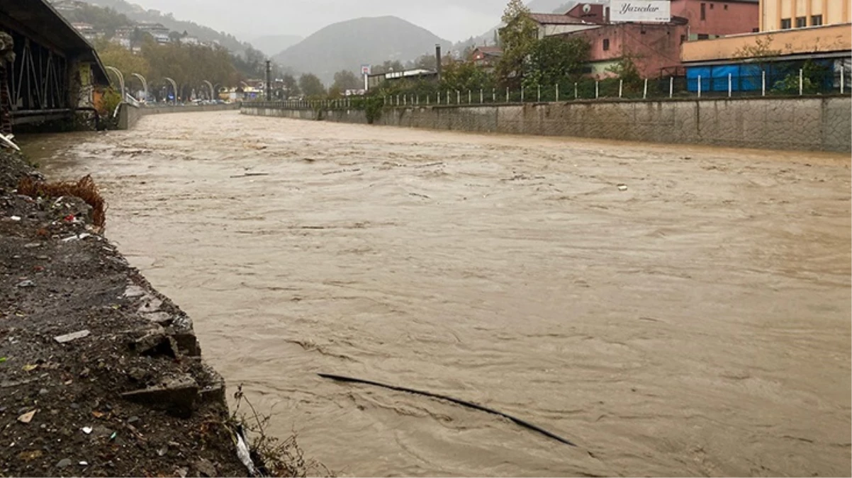 Zonguldak'ta fırtınada kaybolan gemiden haber yok! Şehirde okullar tatil edildi, evler sular altında kaldı