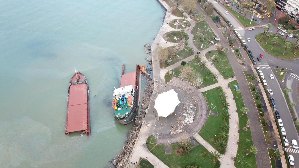 Zonguldak'ta ikiye bölünen gemi görüntülendi