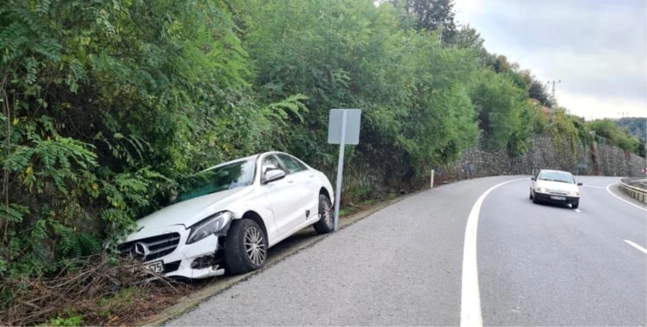 Zonguldak'ta Lüks Otomobil Su Kanalına Girdi, Sürücü Olay Yerinden Kaçtı