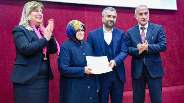 72 yaşında okuma yazma öğrendi: Sertifikasını belediye başkanı oğlunun elinden aldı | Aktüel Haberleri