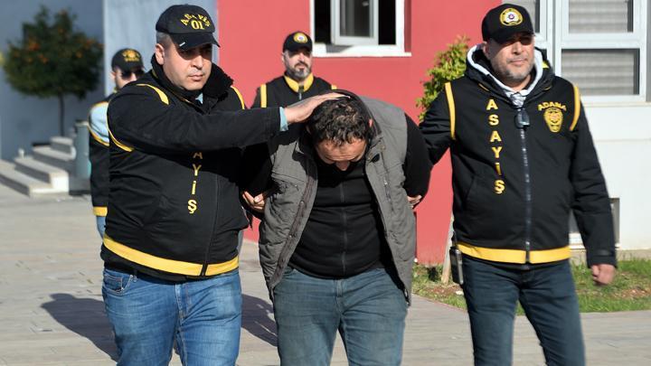 Adana'da durdurulan taksiden tabanca ve makineli tüfek çıktı! Yolcu, 'kanal kenarında buldum' dedi