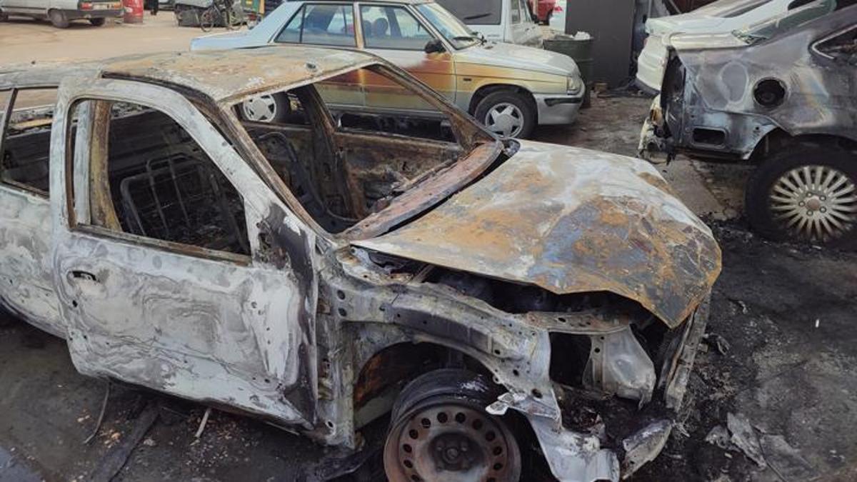 Adana'da kız arkadaşına çarpan otomobili kundakladı! 8 otomobil zarar gördü