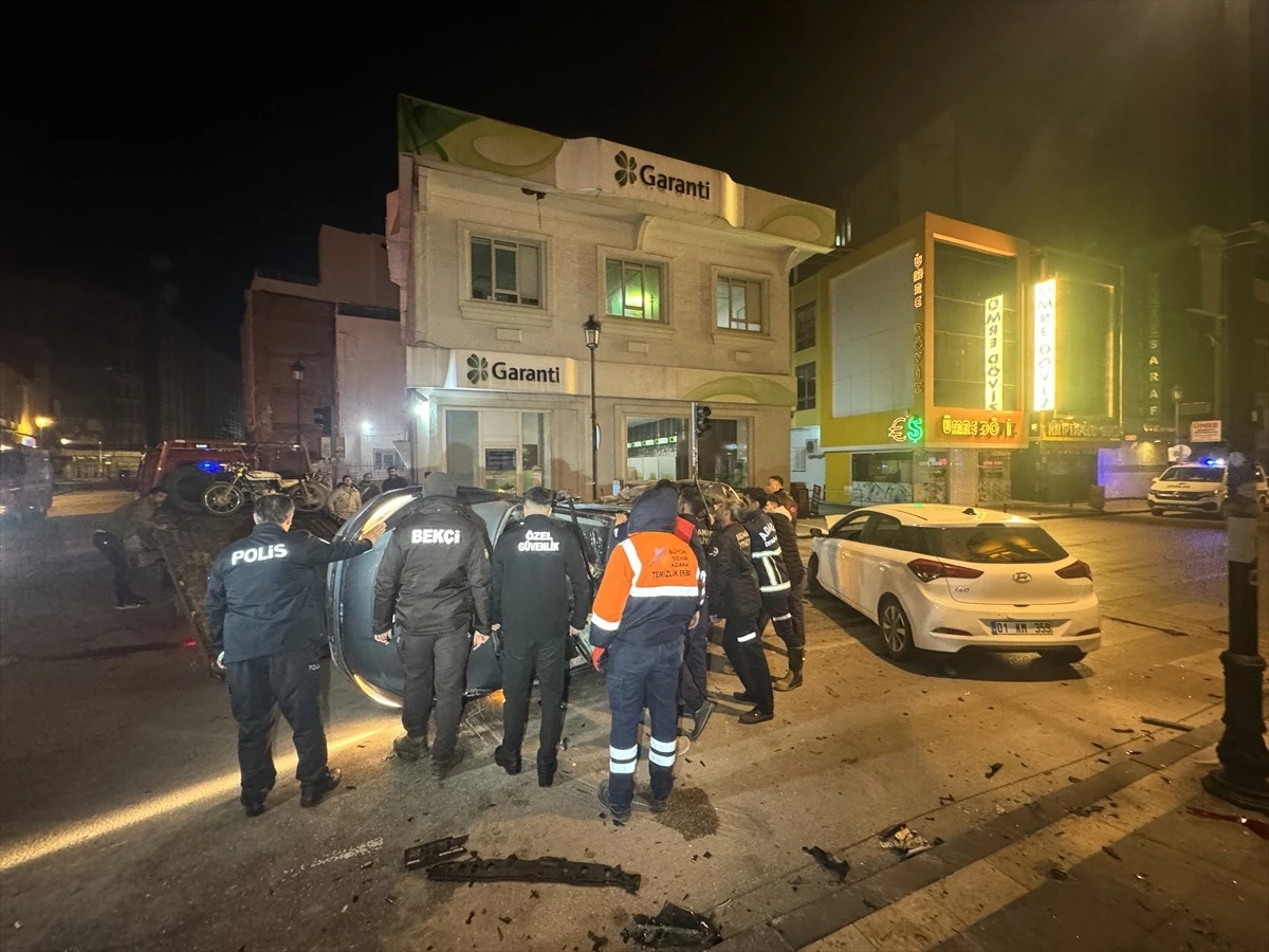 Adana'da Otomobil Çarpışması: 2 Kişi Yaralandı