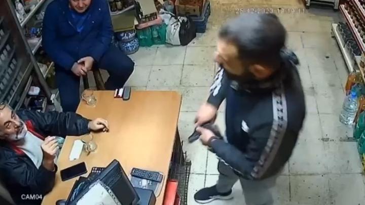 Adana'da silahını gösterip, masadaki paketten 2 sigara alıp kaçan şüpheli tutuklandı