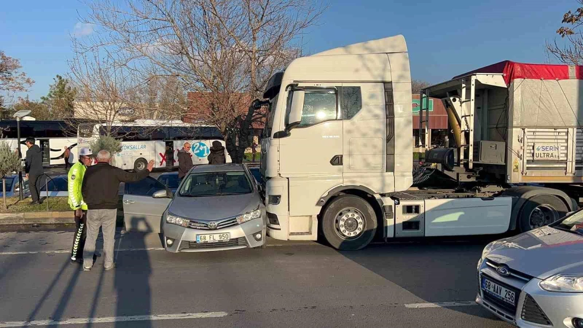 Aksaray'da Tır ile Otomobil Çarpıştı: 3 Yaralı