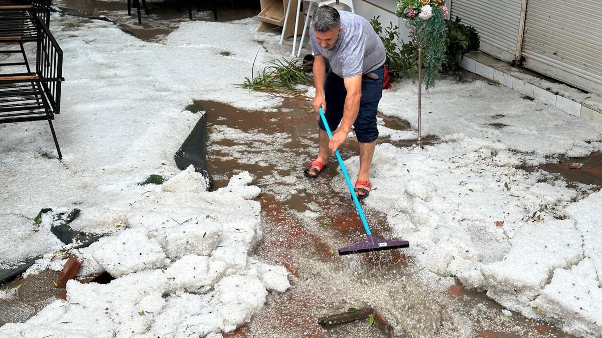 Alanya'yı dolu ve sağanak vurdu! Sokak ve caddeler beyaza büründü