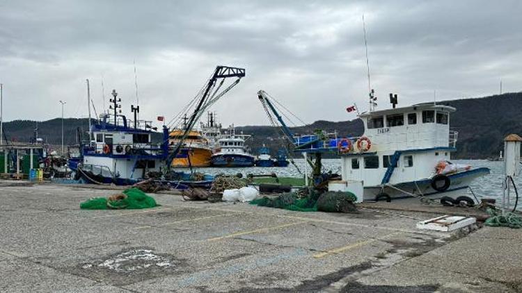 Amasra'da fırtına alarmı: Gemiler limana çekildi