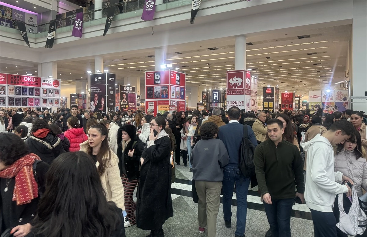 Ankara Kitap Fuarı'na Yağışa Rağmen Yoğun İlgi