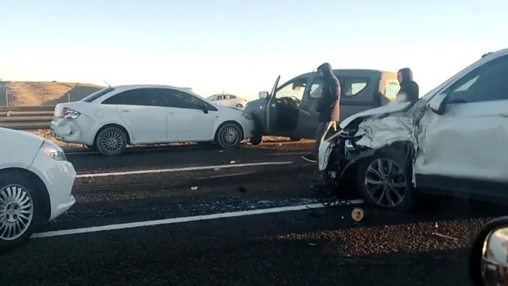 Ankara'da buz tutan yolda 9 otomobil ve 1 servis minibüsü birbirine girdi