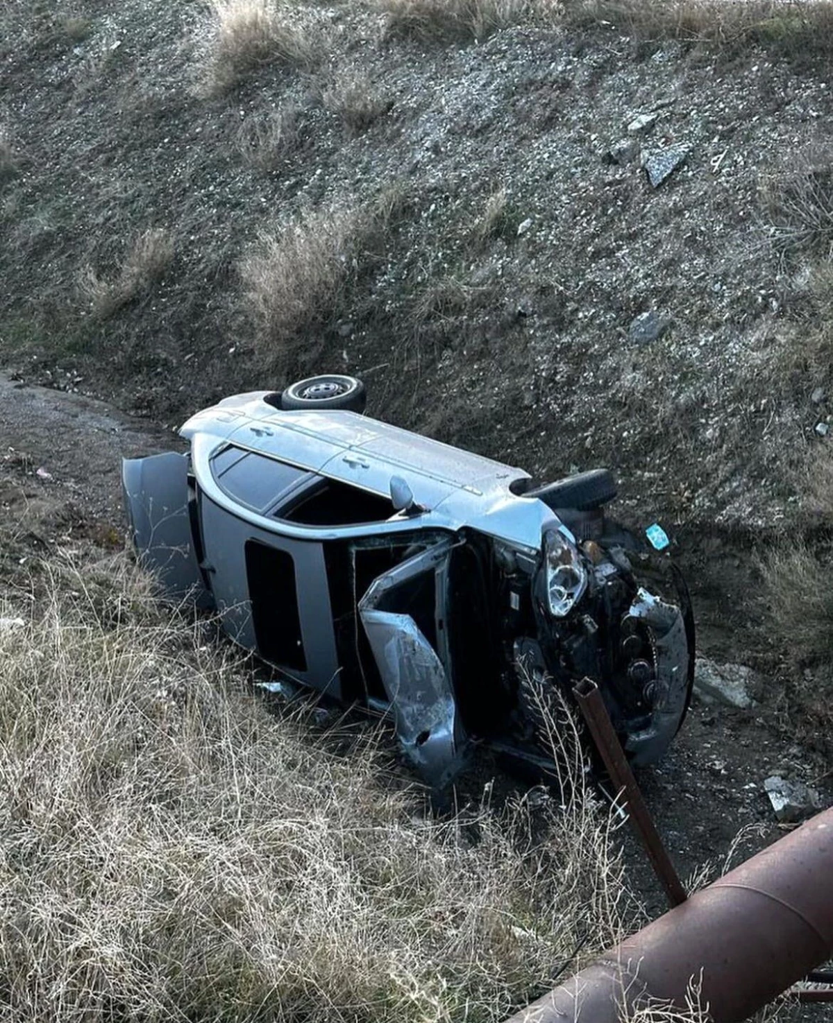 Ankara'da kontrolden çıkan otomobil dereye uçtu: 2 yaralı