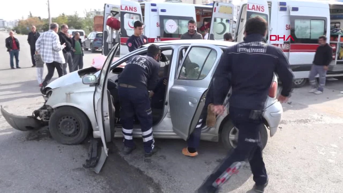 Antalya'da kontrolsüz kavşakta otomobiller çarpıştı