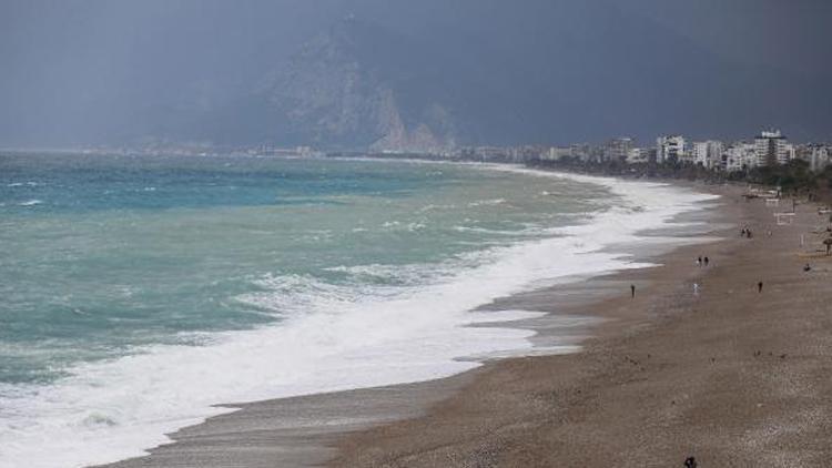 Antalya'da kuvvetli sağanak ve fırtına