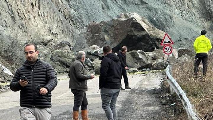 Artvin'de heyelan: Yola düşen kayanın isabet ettiği otomobil uçuruma yuvarlandı