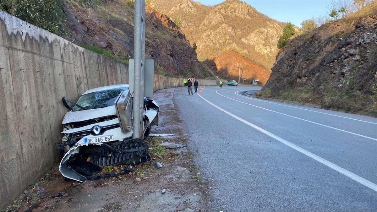 Artvin'de Otomobil İstinat Duvarına Çarptı: Sürücü Yaralandı