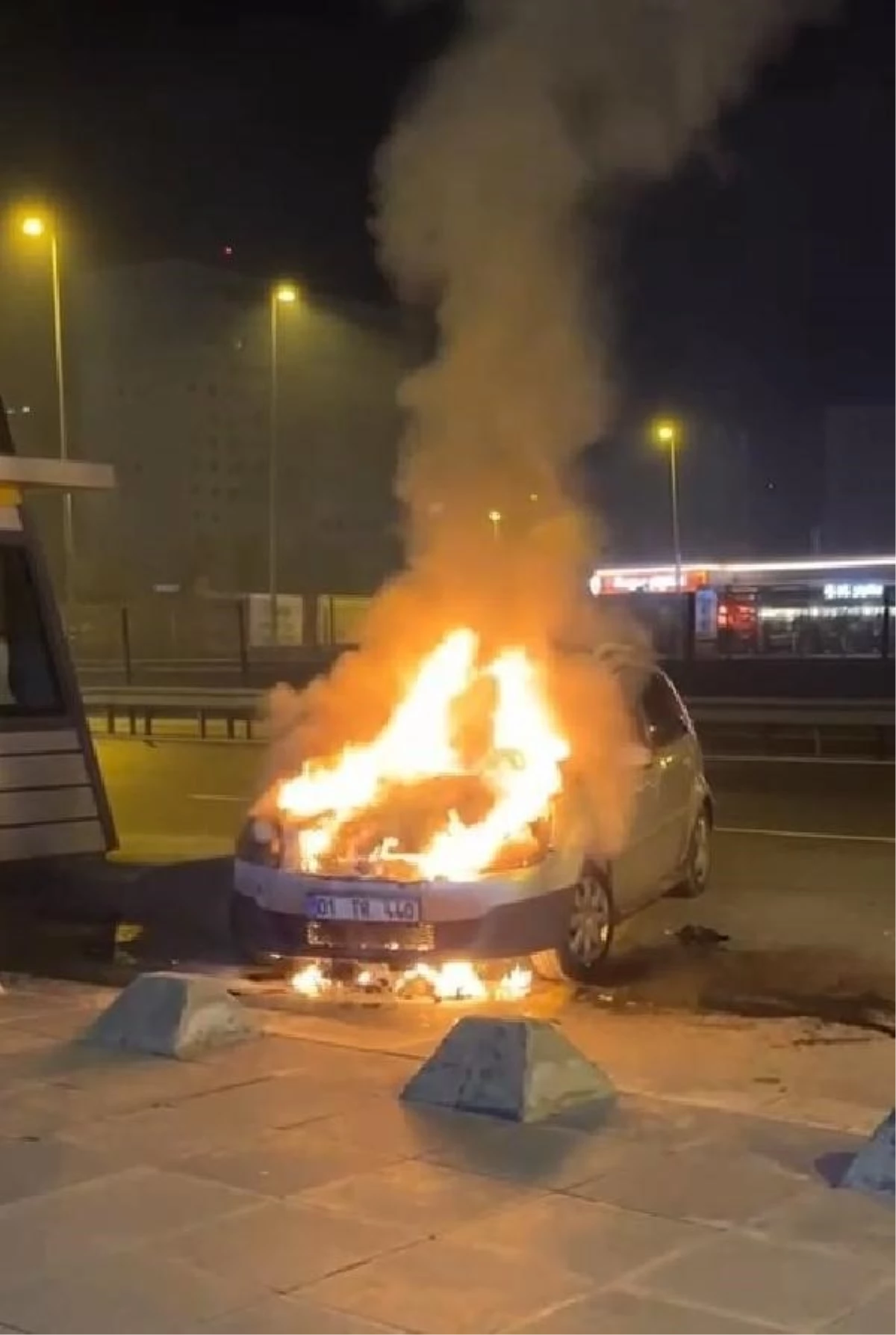 Bahçelievler'de park halindeki otomobilde yangın çıktı